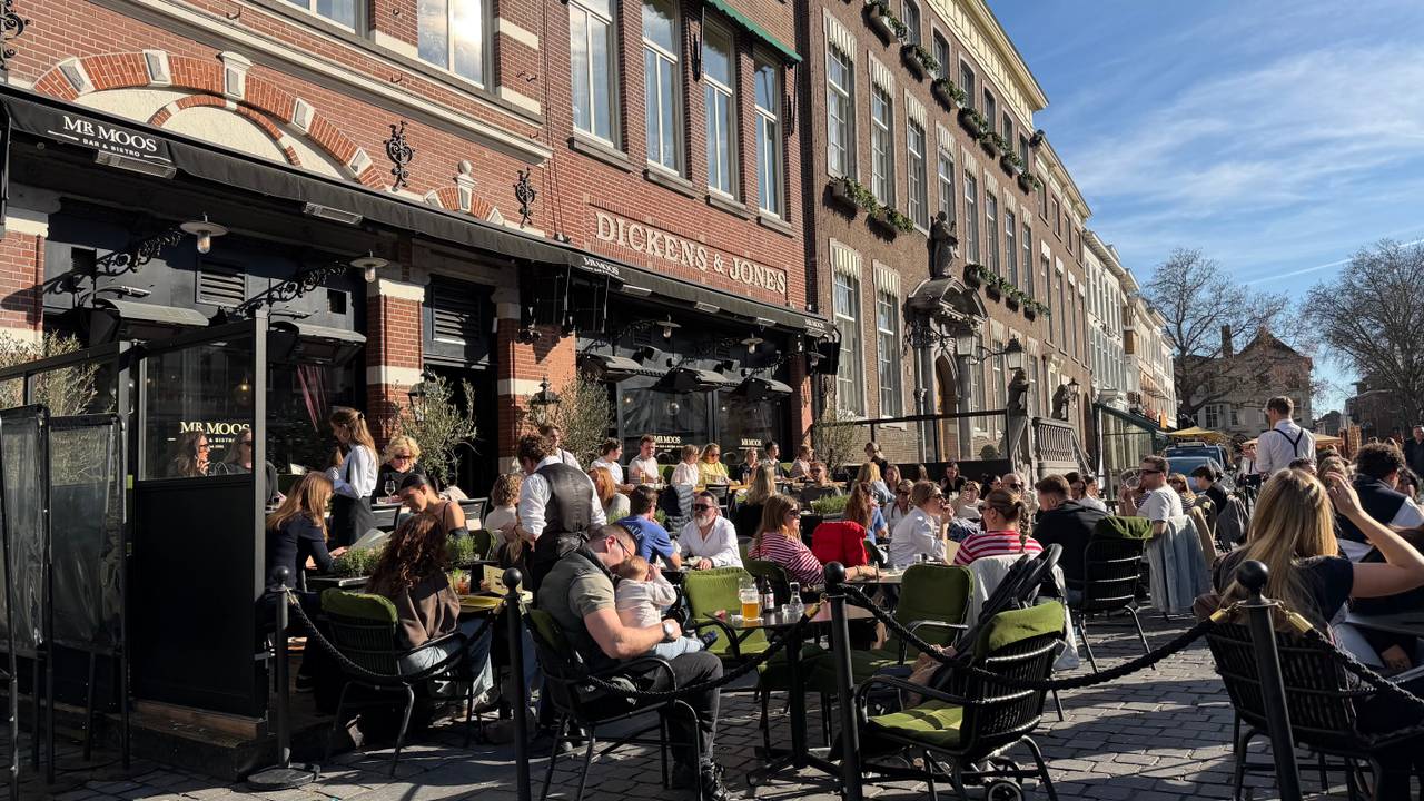 Drukte op de Grote Markt in Breda (foto: Ruud Ritzen).