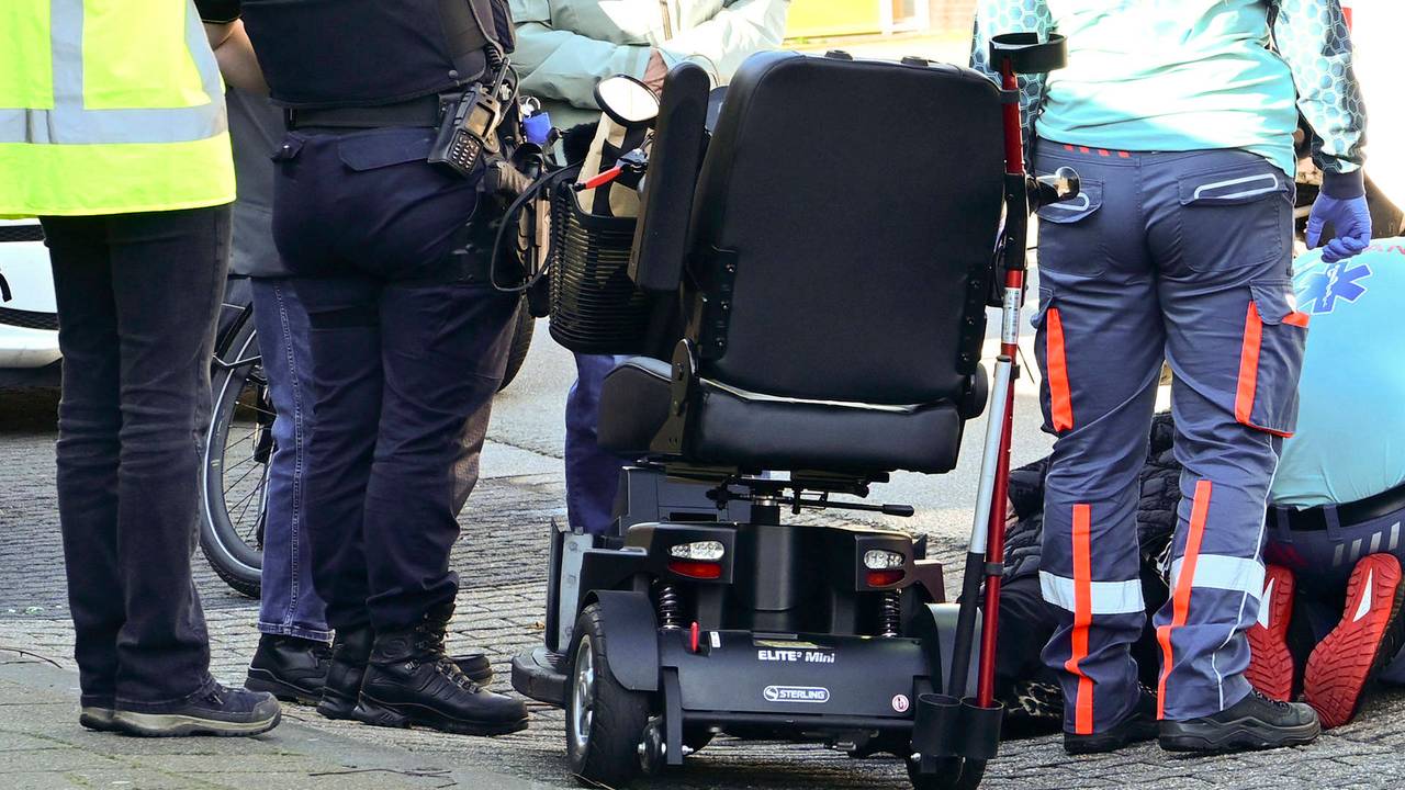 De vrouw viel uit haar scootmobiel (foto: Perry Roovers/Persbureau Heitink).