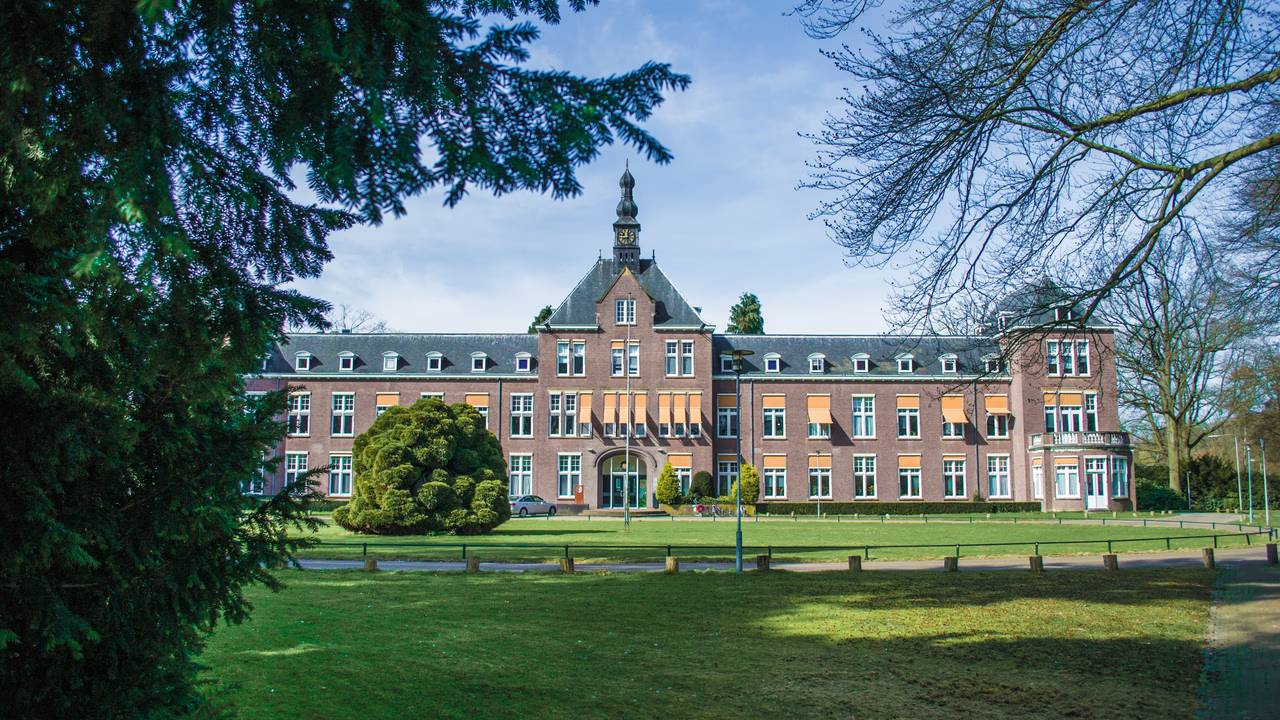 Het hoofdgebouw van de GGz in Eindhoven (foto: Studio040).