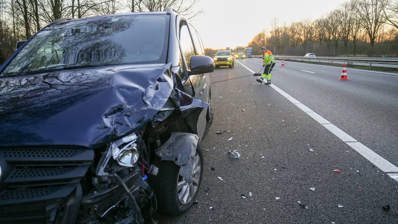 De voertuigen zijn zwaar beschadigd (foto: Dave Hendriks/Persbureau Heitink).
