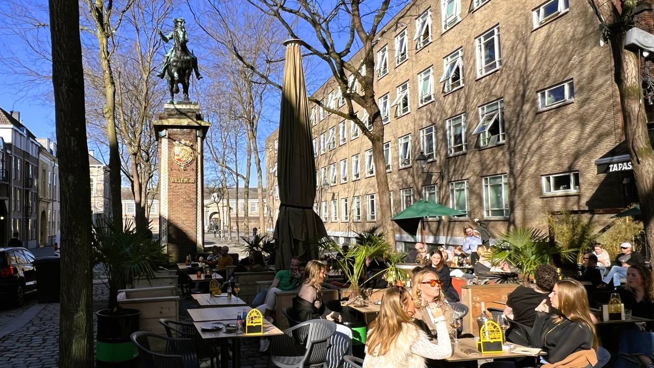 Het terras op het Kasteelplein (foto Henk Voermans).
