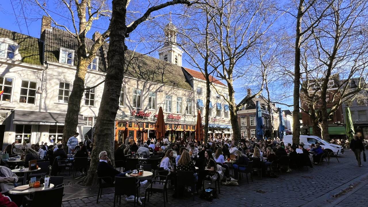 Terras op de Grote Markt in Breda (foto Henk Voermans).