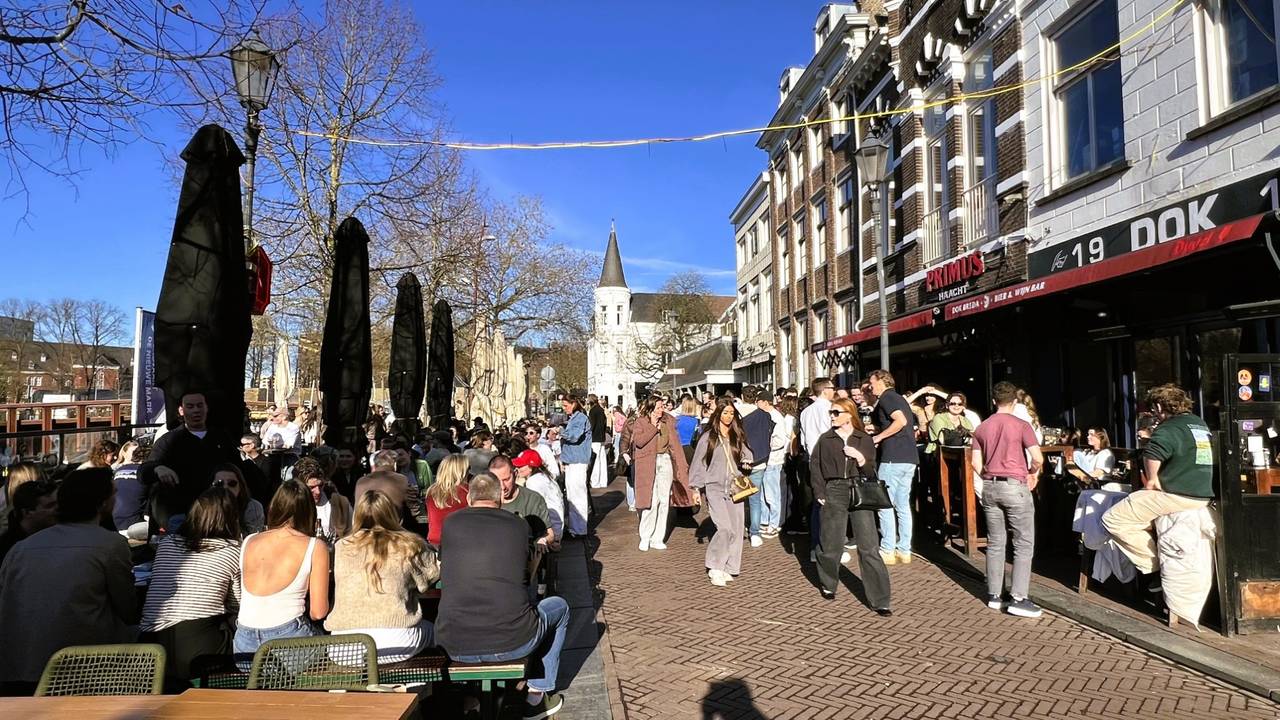 Terrassen op de Grote Markt in Breda (foto: Henk Voermans).