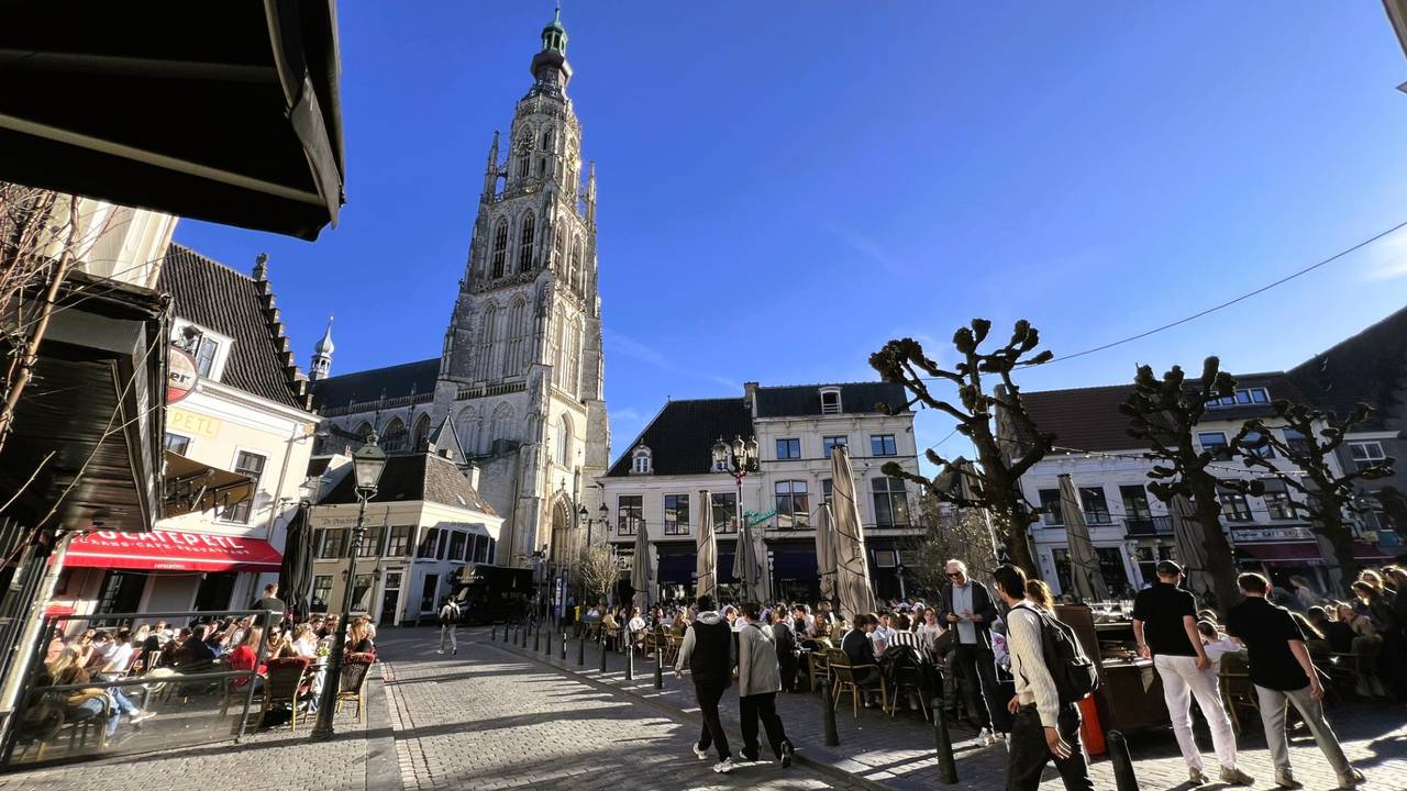 Terrassen op de Grote Markt in Breda (foto: Henk Voermans).