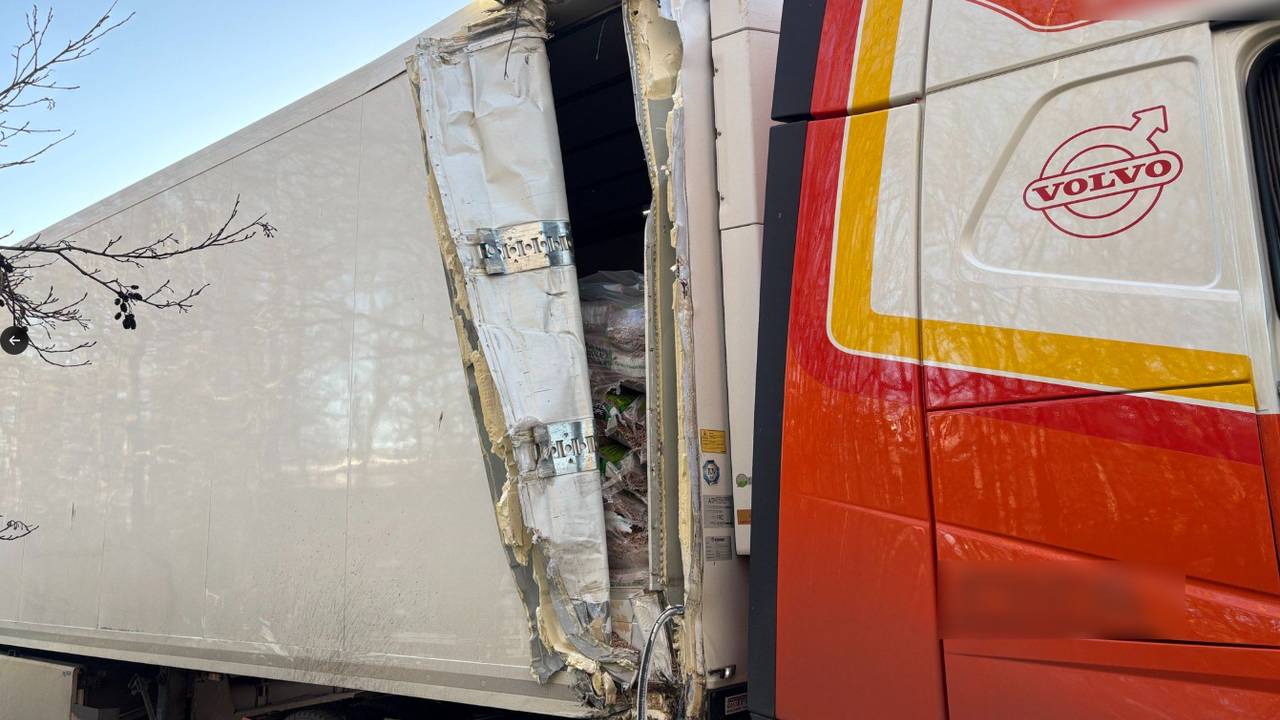 De kapotte vrachtwagen (foto: Rijkswaterstaat Verkeersinformatie/X).
