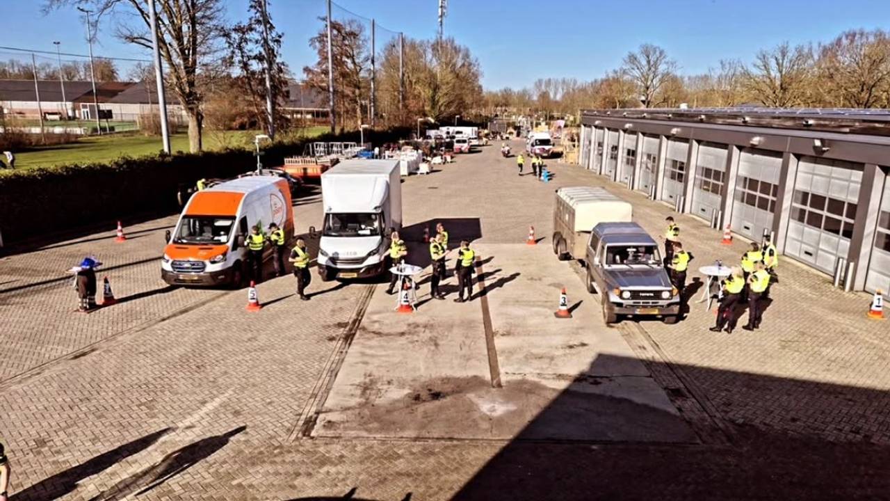 De voertuigen die werden gecontroleerd werden naar de brandweerkazerne aan de Rooijseweg in het drop geleid. (Foto: Instagram / wijkagenten_sonenbreugel.)
