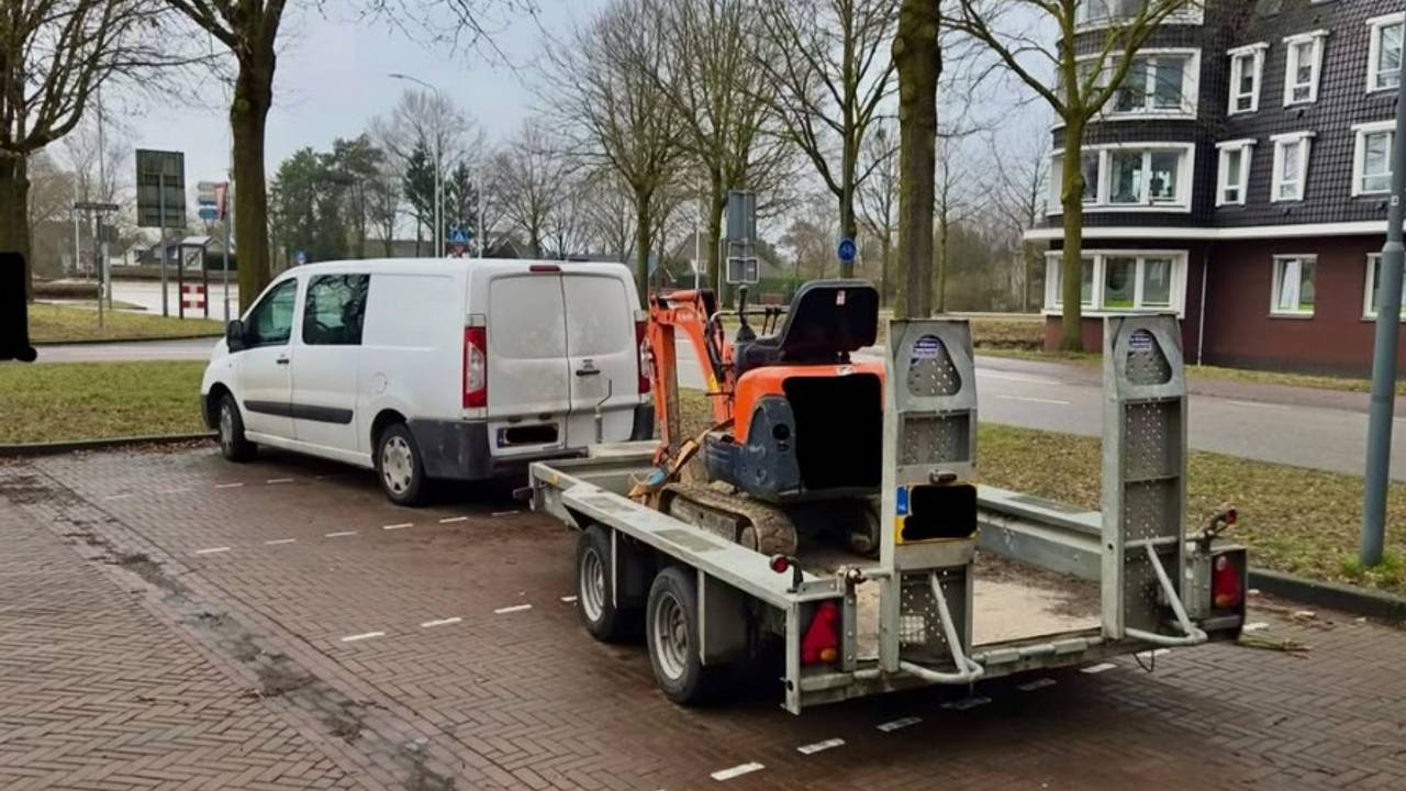 De graafmachine stond los op de aanhangwagen (Foto: Instagram / verkeerspolitie_oostbrabant.)
