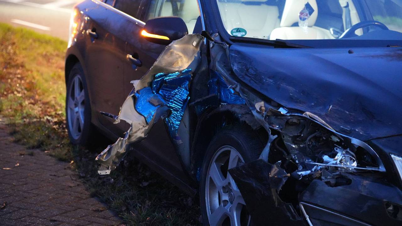 Beide auto's raakten flink beschadigd door de klap (Foto: Jeroen Stuve / Persbureau Heitink.)