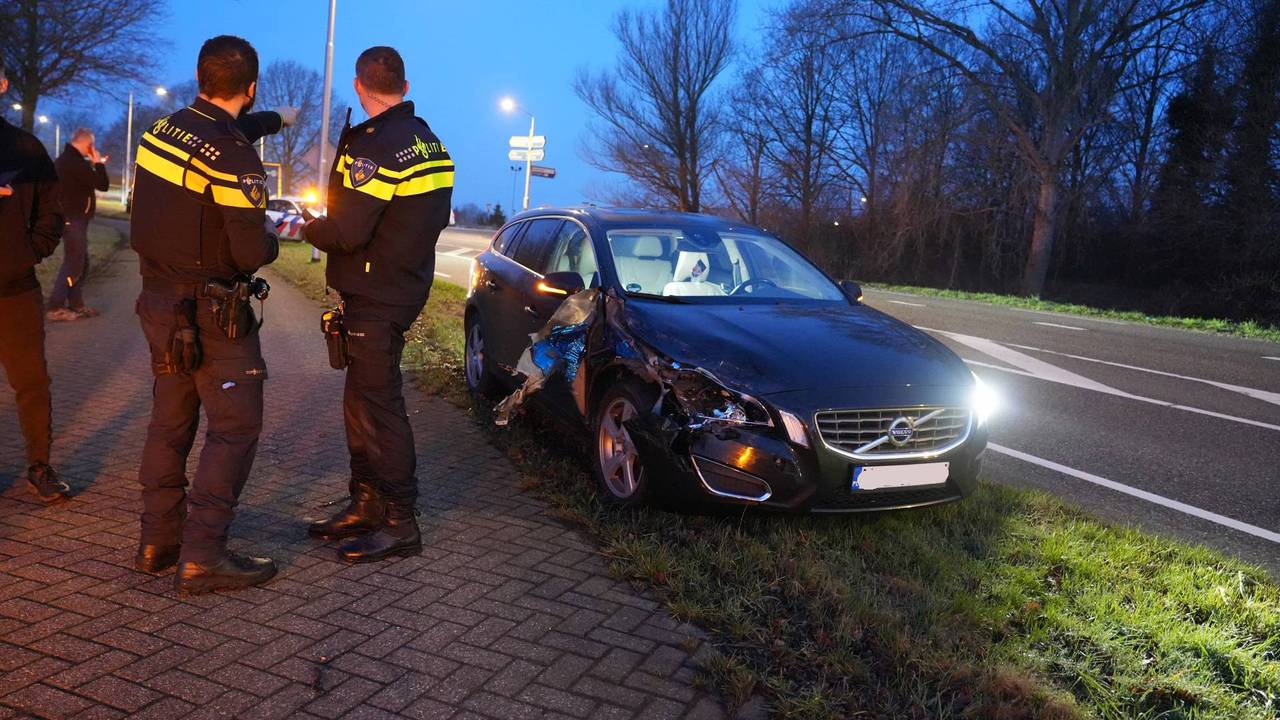 Een oudere man is donderdagochtend gewond geraakt bij een botsing op de kruising van de Vierbundersweg en de Kanaaldijk Noord in Dongen. (Foto: Jeroen Stuve / Persbureau Heitink.)