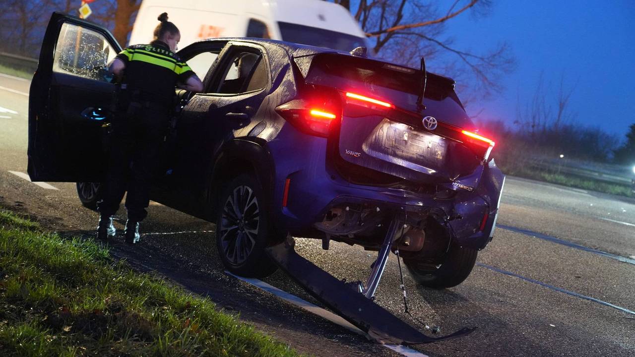 Een oudere man is donderdagochtend gewond geraakt bij een botsing op de kruising van de Vierbundersweg en de Kanaaldijk Noord in Dongen. (Foto: Jeroen Stuve / Persbureau Heitink.)