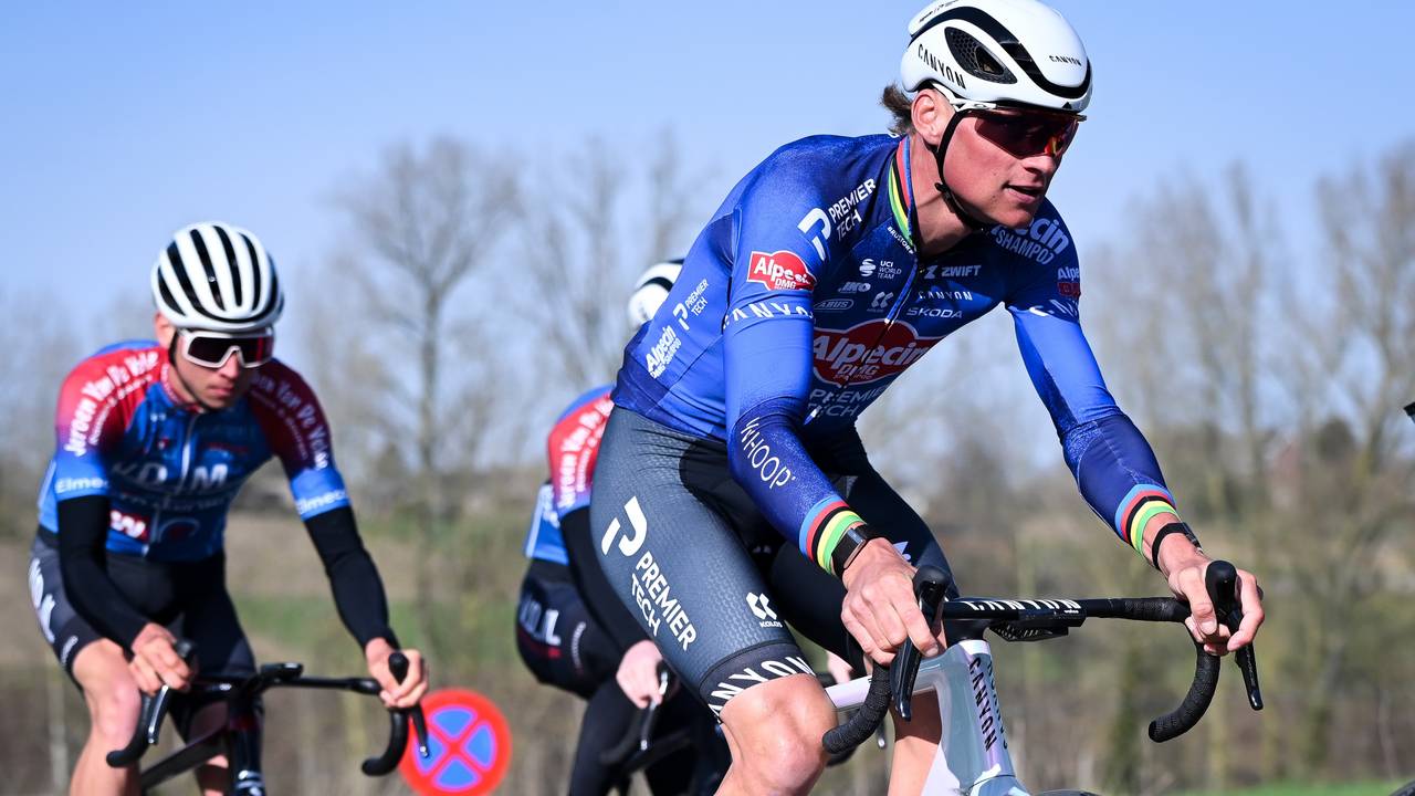 Mathieu van der Poel in voorverkenning van het parcours van de Omloop (foto: ANP/Belga).