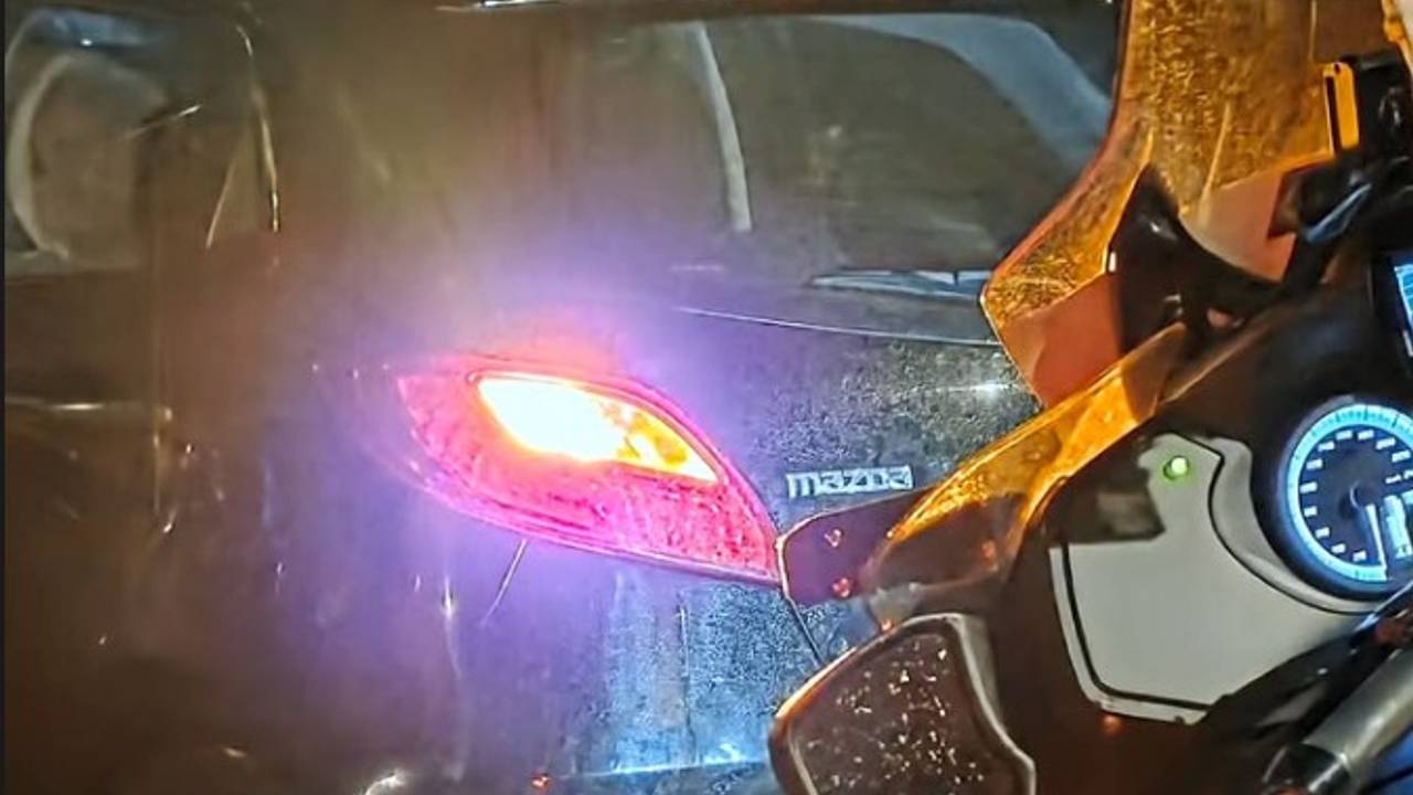 Het rijbewijs van deze bestuurder werd ingevorderd op de A59. (Foto: Instagram politie.)