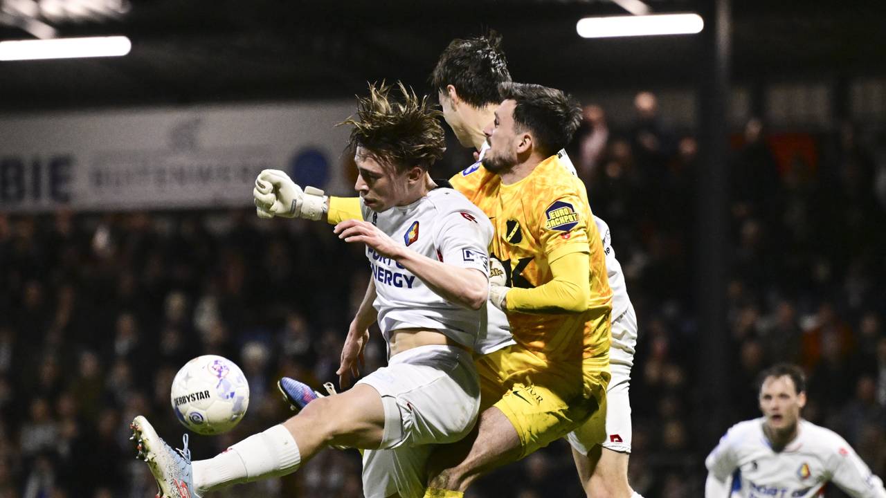 NAC-doelman Daniel Bielica in de mangel bij twee spelers van Telstar. (Foto: Olaf Kraak/ANP.)