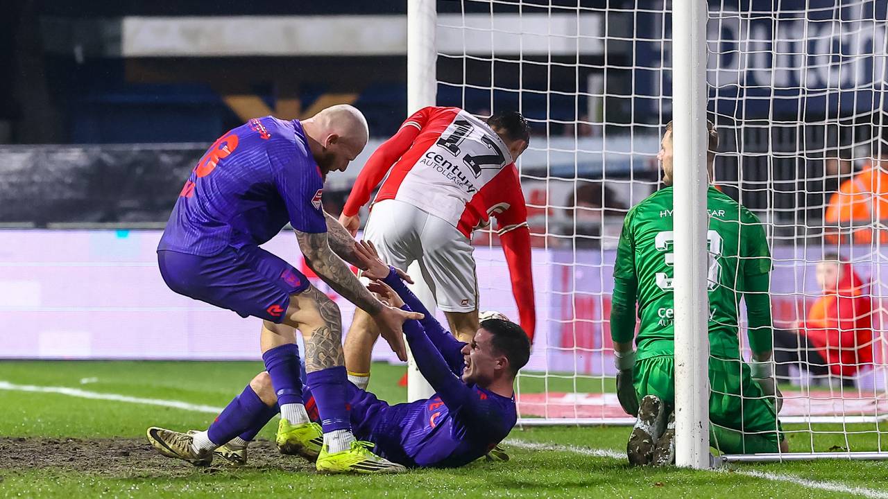 Nick Doodeman viert zijn doelpunt met Thomas Verheydt. (Foto: Orange Pictures.)