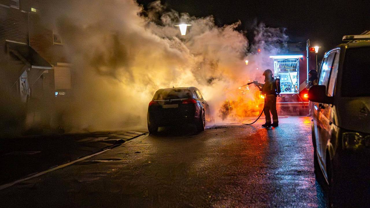 Brand verwoest auto in Helmond, derde autobrand in week tijd