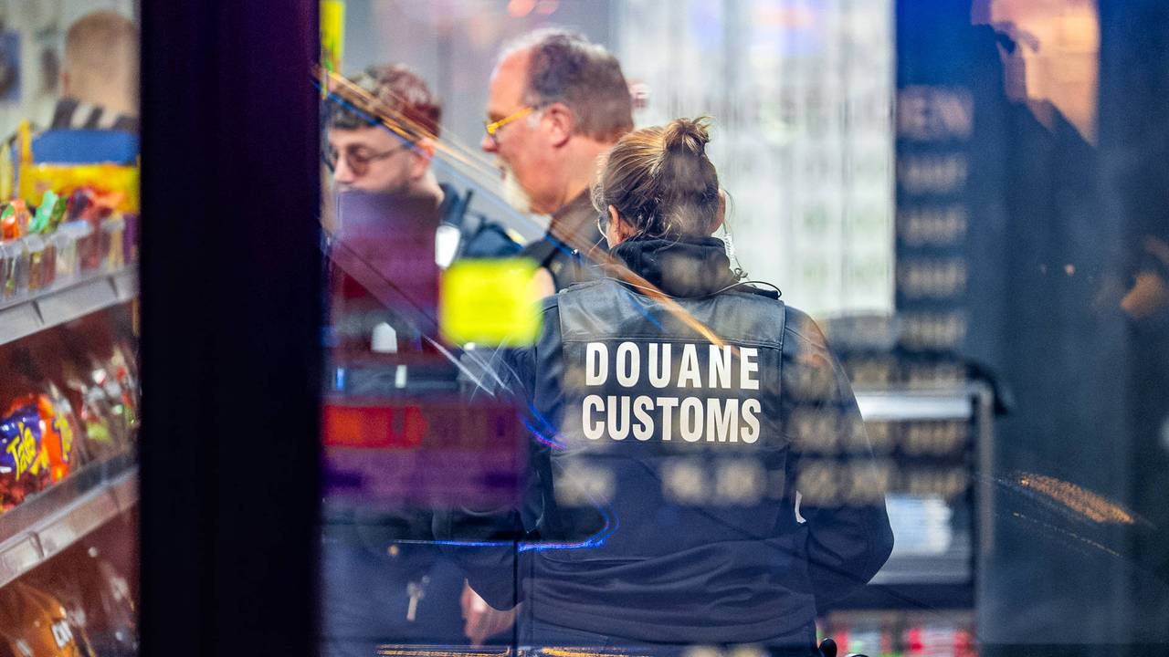 De inval vond plaats in nachtwinkel LekkerEnzo aan de Oranjestraat in Uden (foto: Lucas Lammers/Persbureau Heitink).