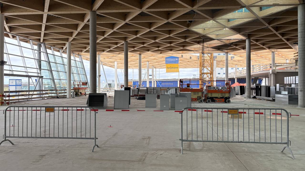 Nu is de vertrekhal van Eindhoven Airport nog leeg (foto: Wilco Zonneveld).