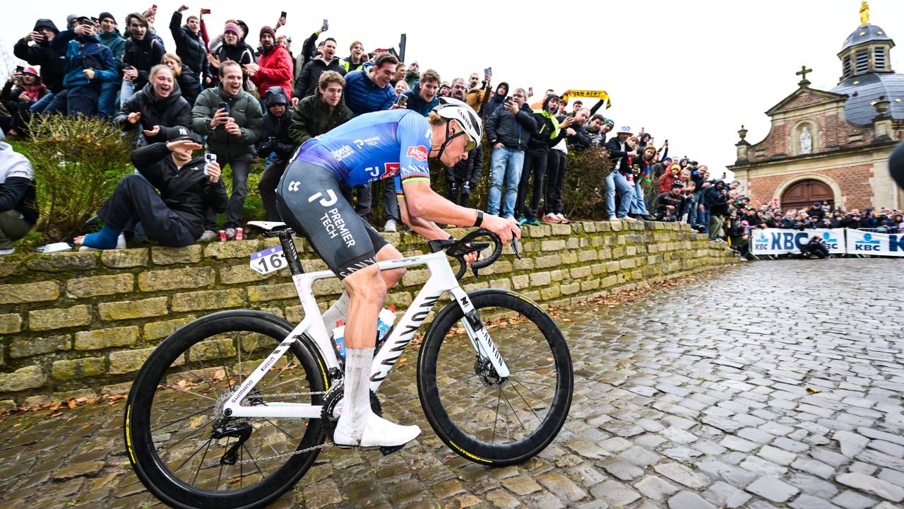 Mathieu van der Poel rijdt op de Kapelmuur in Geraardsbergen tijdens de 81e editie van de eendaagse wielerwedstrijd Omloop Het Nieuwsblad (foto: ANP).