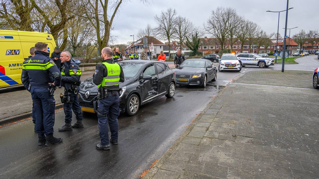 Auto's botsen op elkaar in Breda (foto: Tom van der Put / Persbureau Heitink).