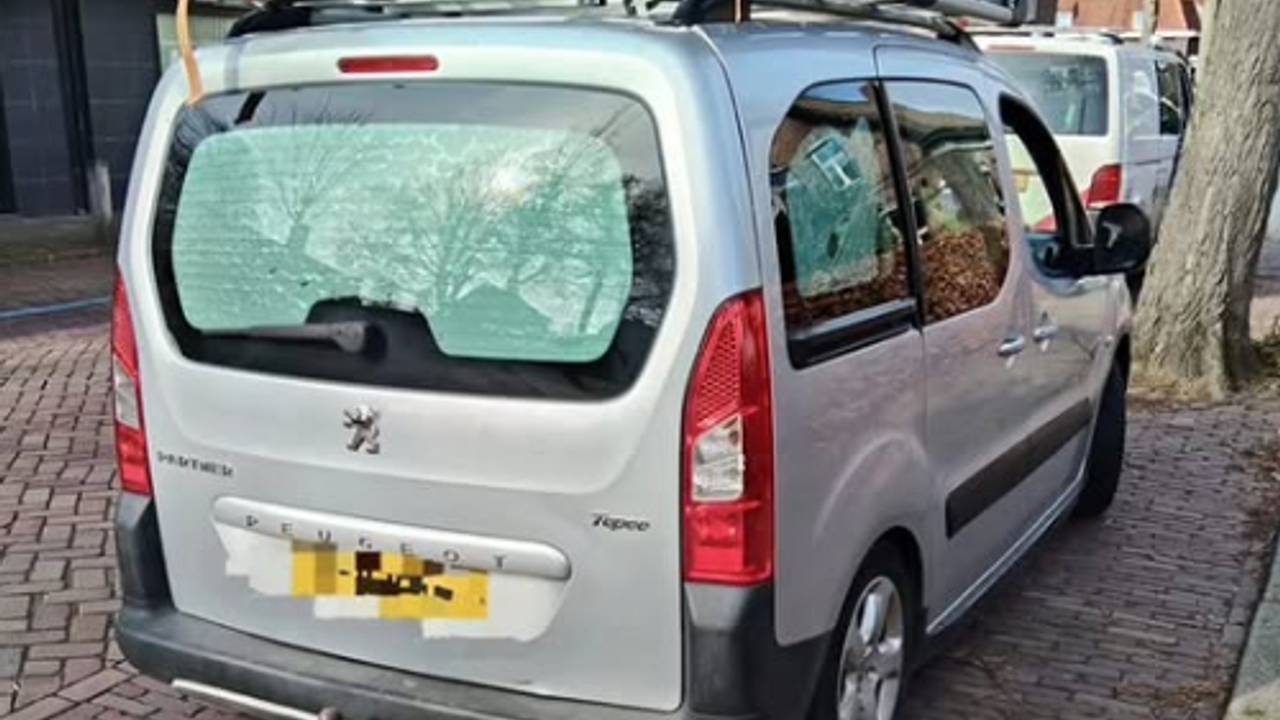 Bestelbus van schoonmakers die nogal agressief te werk gaan in Eindhoven (foto: Politie Woensel-Zuid / Instagram).