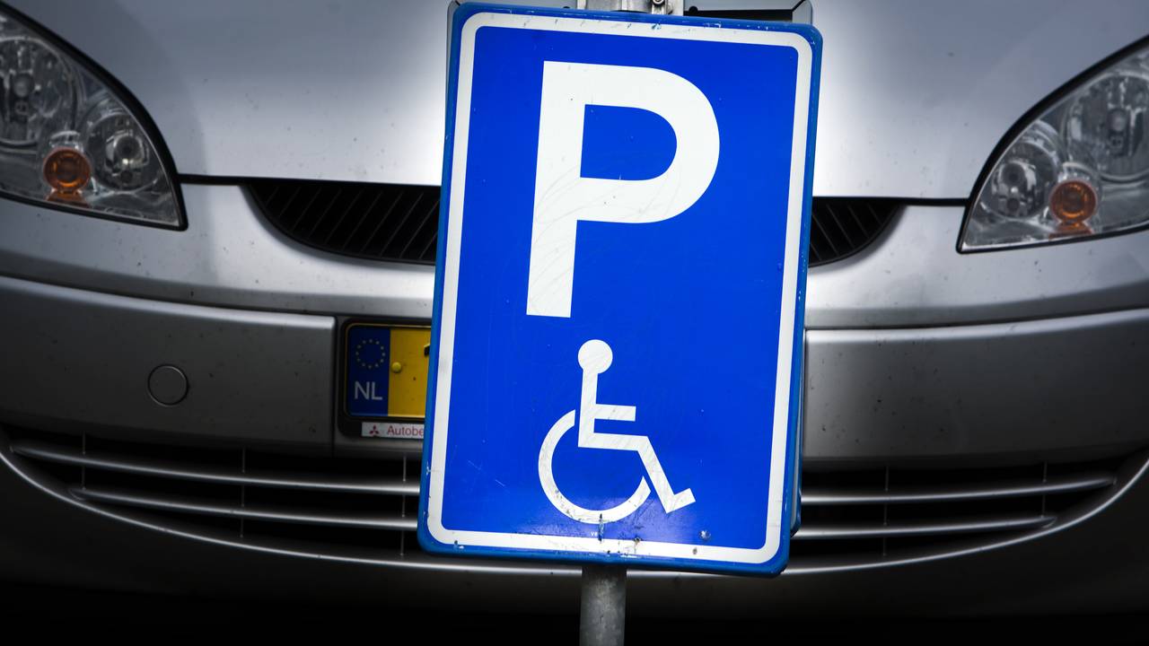 De kosten voor een gehandicaptenparkeerkaart (GPK) verschillen fors per gemeente (foto: ANP / Koen Suyk).