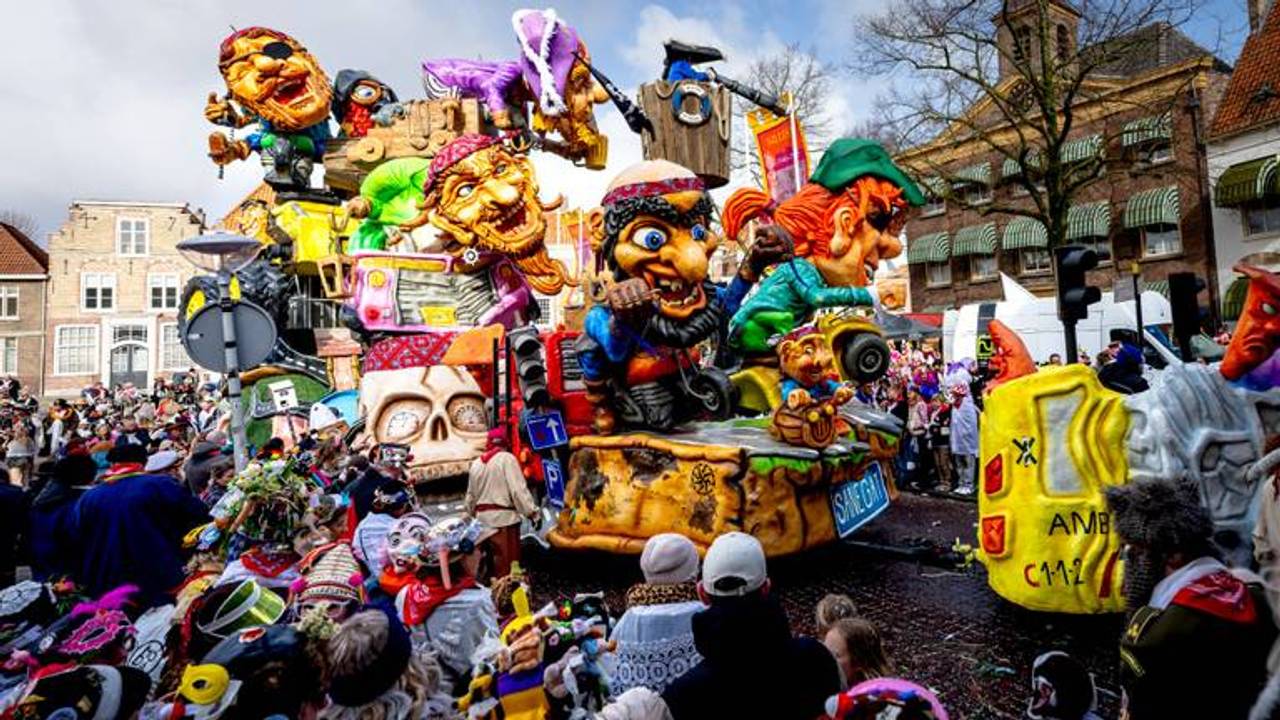 Een carnavalswagen tijdens de optocht in Krabbegat (foto: Eye4Images). 