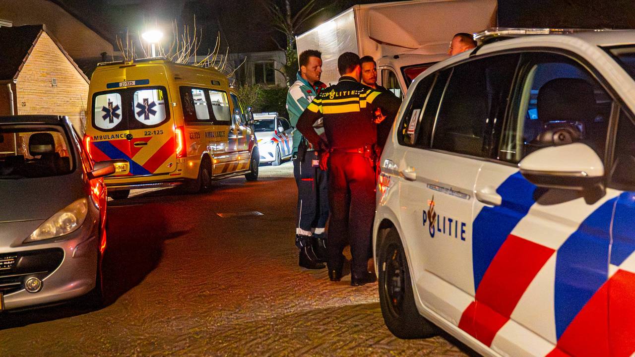 De politie doet onderzoek na de overval aan de Jeroen Boschstraat in Deurne (foto: Harrie Grijseels/Persbureau Heitink).