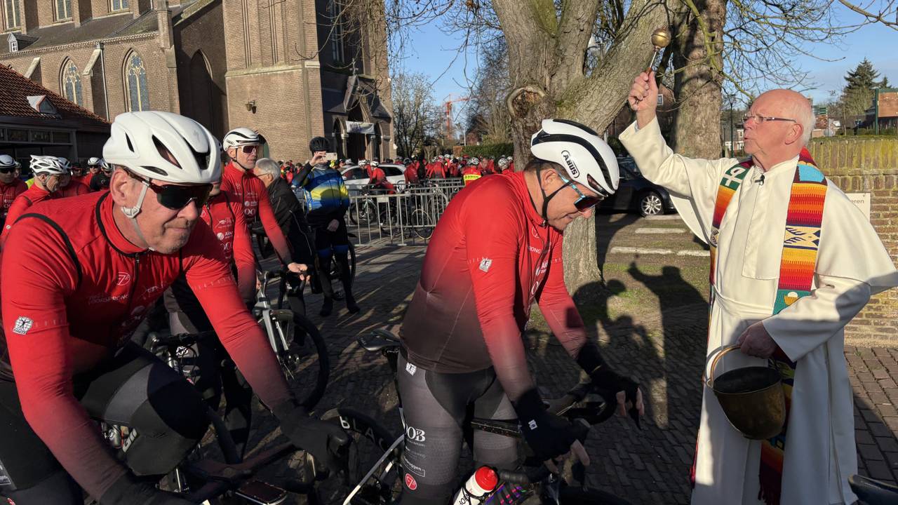 Pastoor Joost Jansen zegent honderden wielrenners in Heeswijk-Dinther (foto: Wilco Zonneveld).