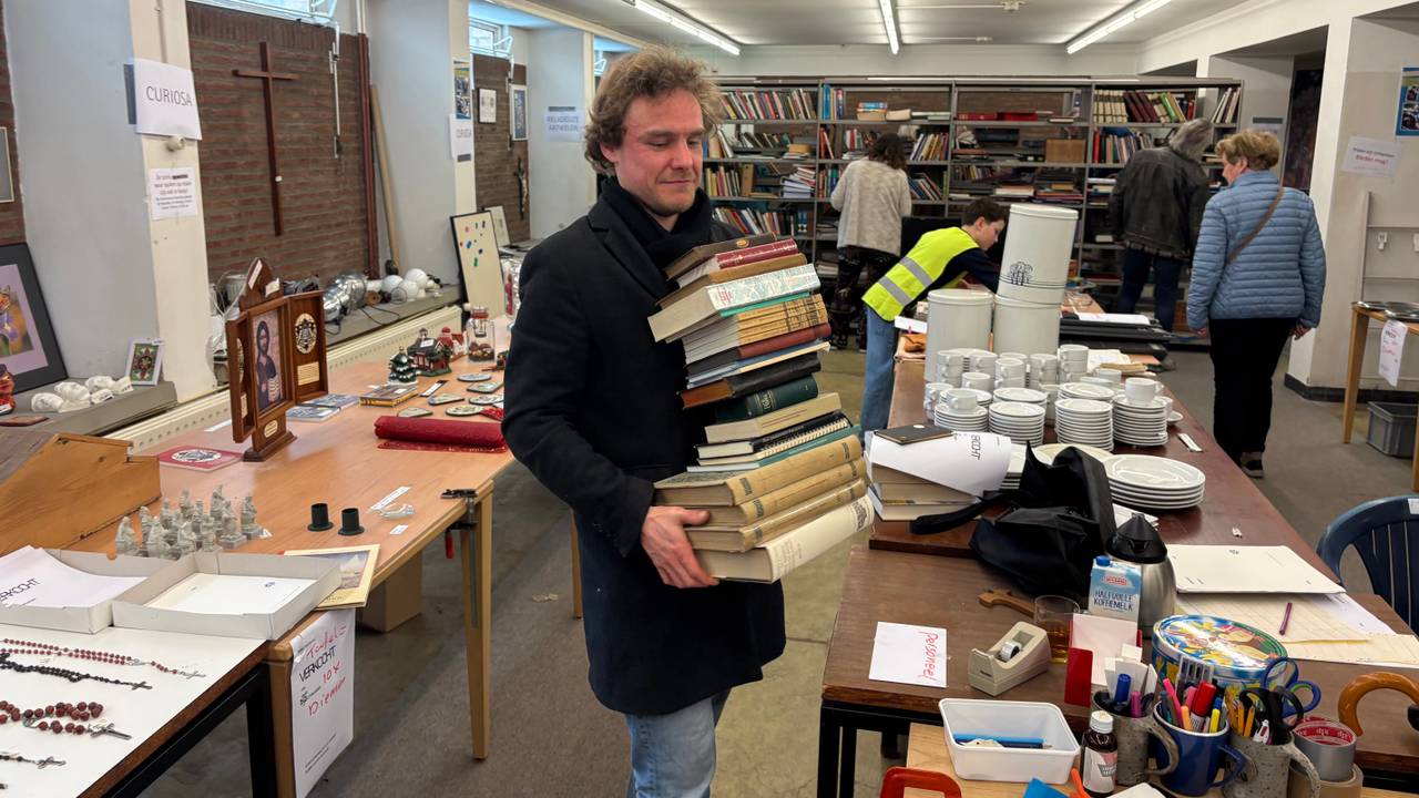 Een enorme stapel boeken voor deze koper. 