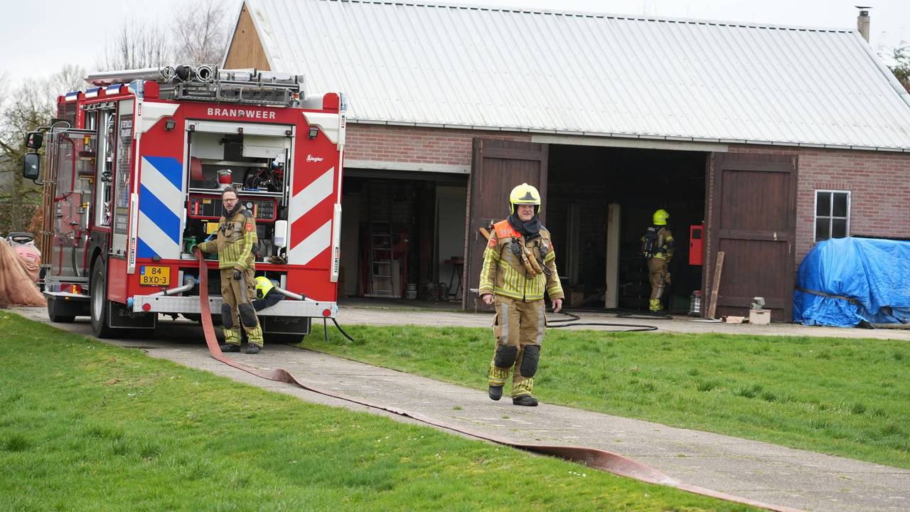 Brand in schuur in Gilze snel onder controle (foto: Jeroen Stuve / Persbureau Heitink).
