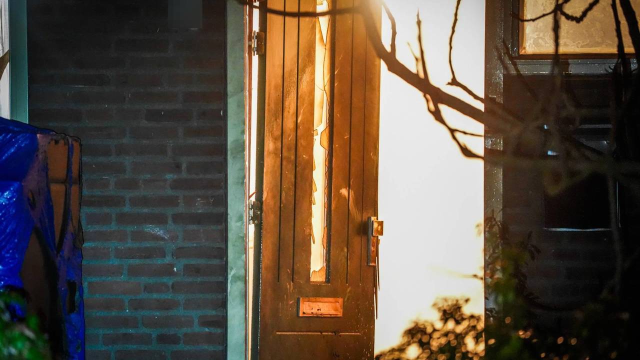 De voordeur van het huis aan de Poelaertstraat in Eindhoven is bij de explosie verwoest (foto: Persbureau Heitink).