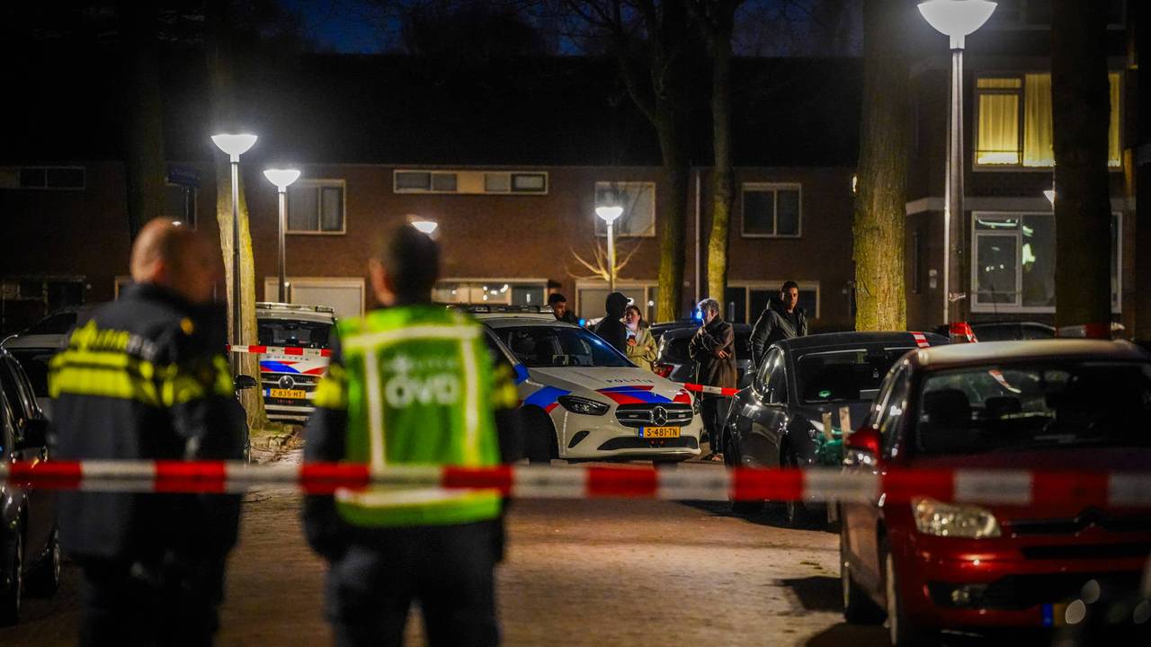 Vanwege de explosie aan de Poelaertstraat in Eindhoven heeft de politie een deel van de straat afgesloten (foto: Persbureau Heitink).