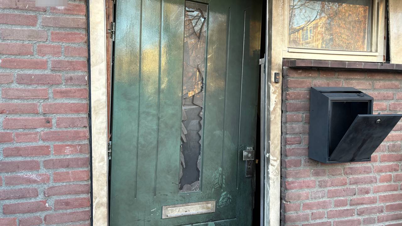 De voordeur hangt los na de explosie bij het huis in Eindhoven (foto: Ruud Ritzen).