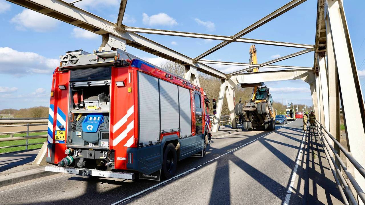 De Maasbrug is tijdelijk dicht door het ongeluk met een graafmachine (foto: Saskia Kusters/Persbureau Heitink).