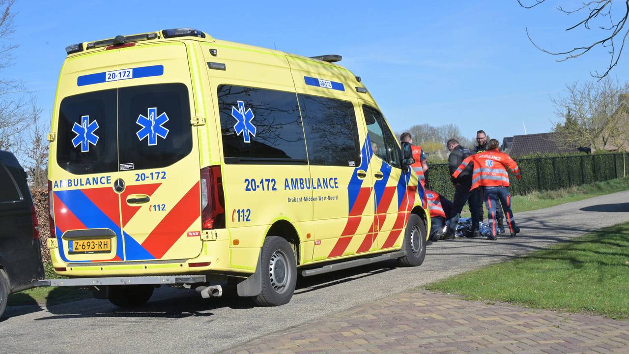 Scooterrijdster gewond na aanrijding met werkbus in Prinsenbeek