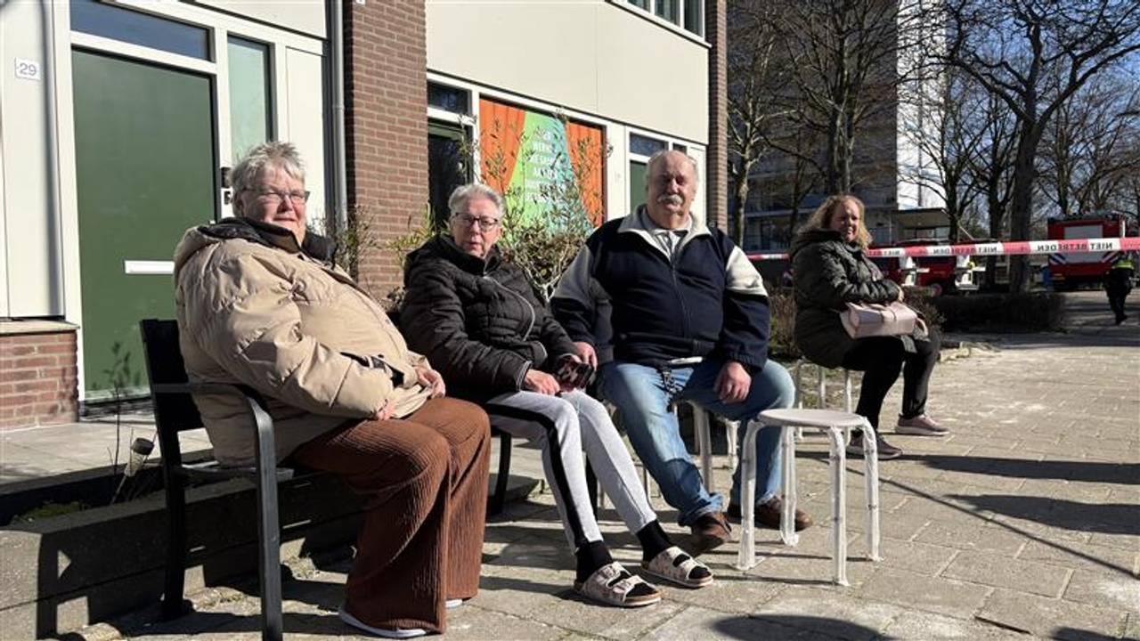 Marjan, José en Leo wachten tot ze weer terug naar huis kunnen, maar dat lijkt nog wel even te duren (foto: Ruud Ritzen).
