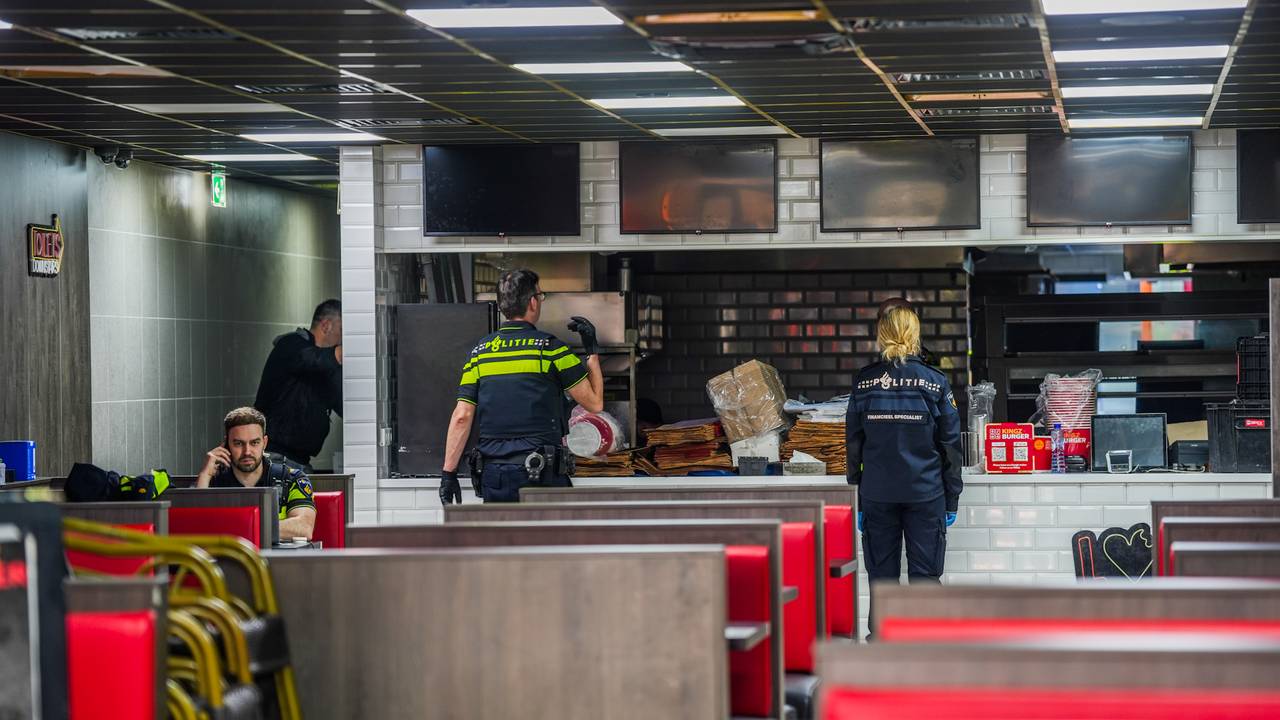 De politie doet onderzoek in de burgertent (foto: Persbureau Heitink).