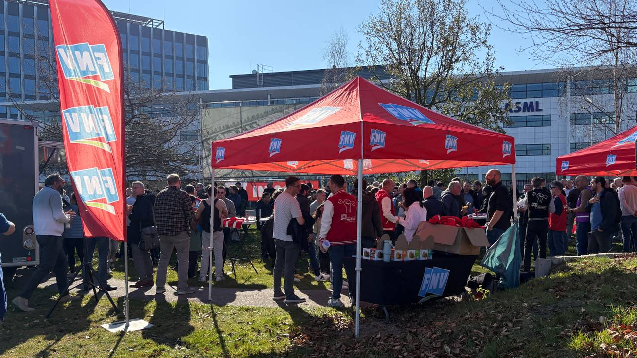 FNV en CNV stonden voor de gebouwen van chipmachinefabrikant ASML (foto: Rogier van Son).