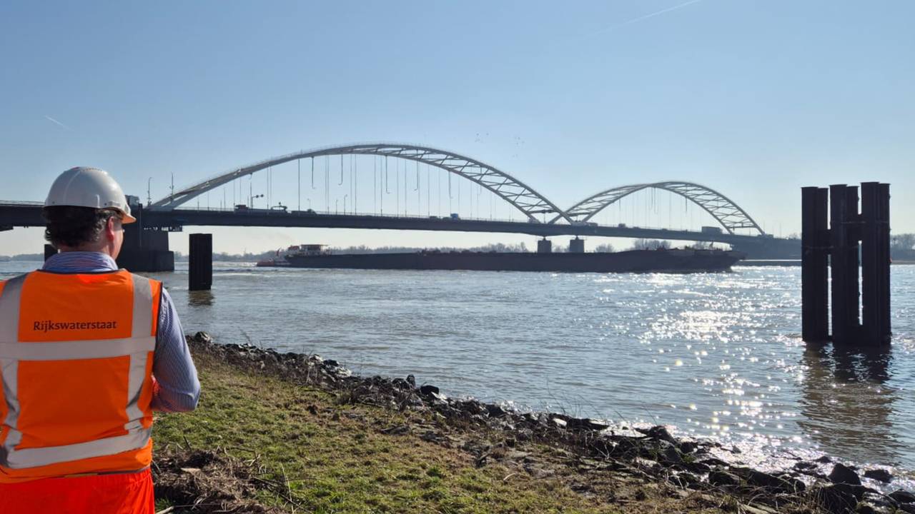 Een medewerker van Rijkswaterstaat op het werkeiland bij de Merwedebrug (foto: Niek de Bruijn)