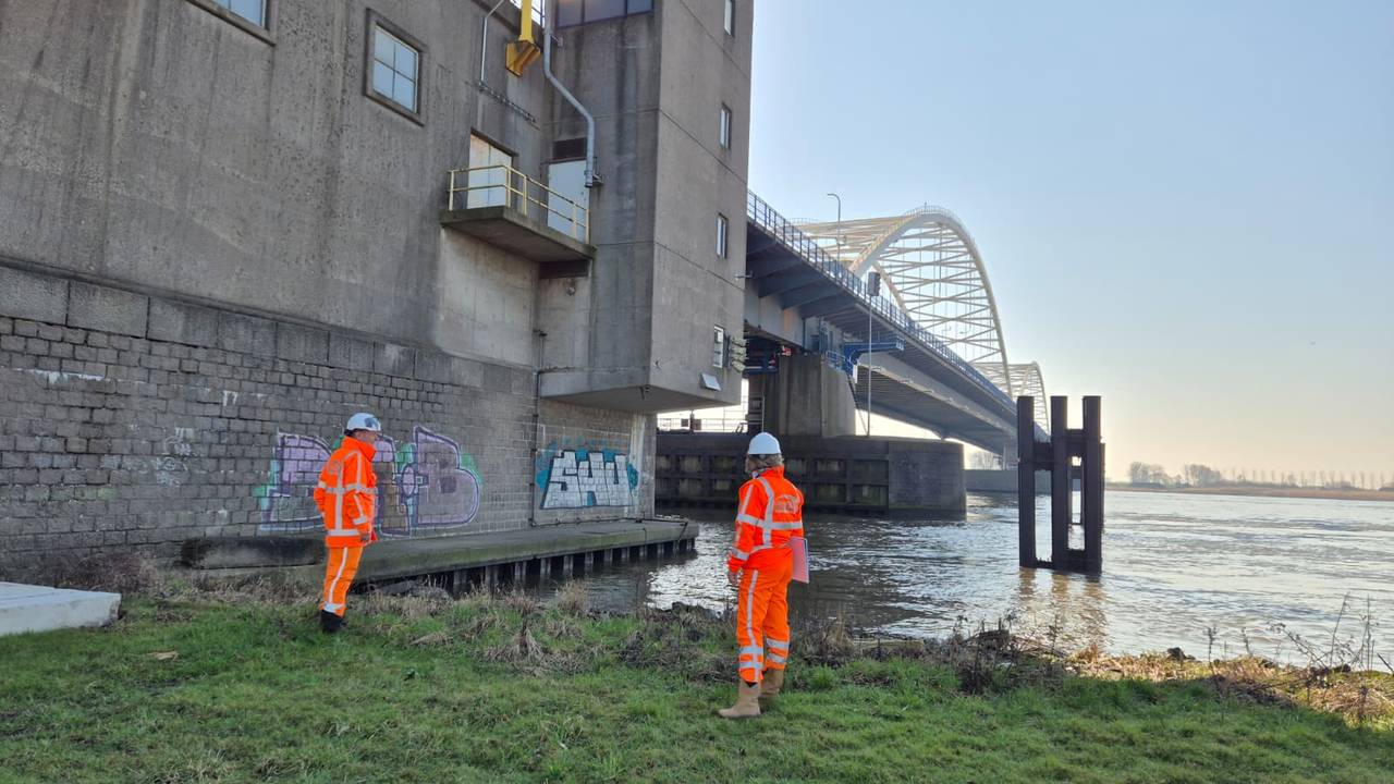 Hordijk (links) en Peters op het werkeiland bij de Merwedebrug (foto: Niek de Bruijn)