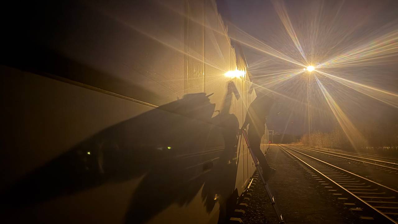 Seyar aan het werk bij zijn Trump graffiti op een buitenlandse trein (foto: Ruud Ritzen).