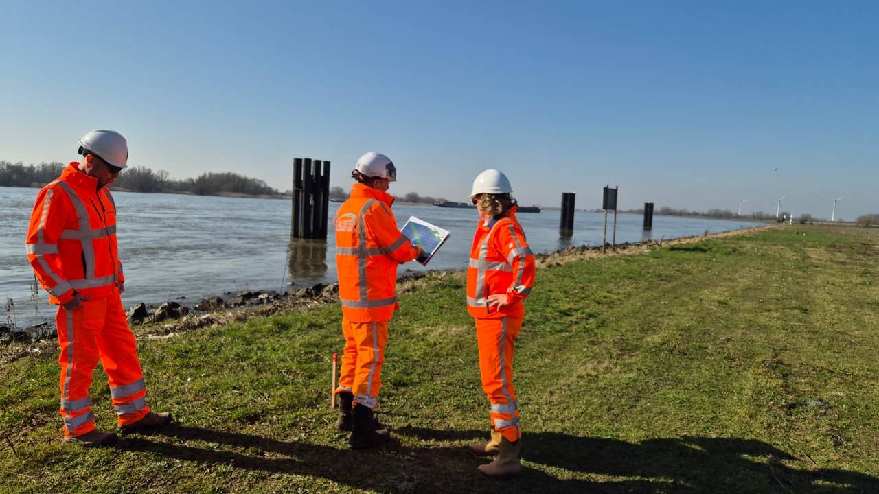 De omgevingsmangers en uitvoeringsleider op het werkeiland (foto: Niek de Bruijn).