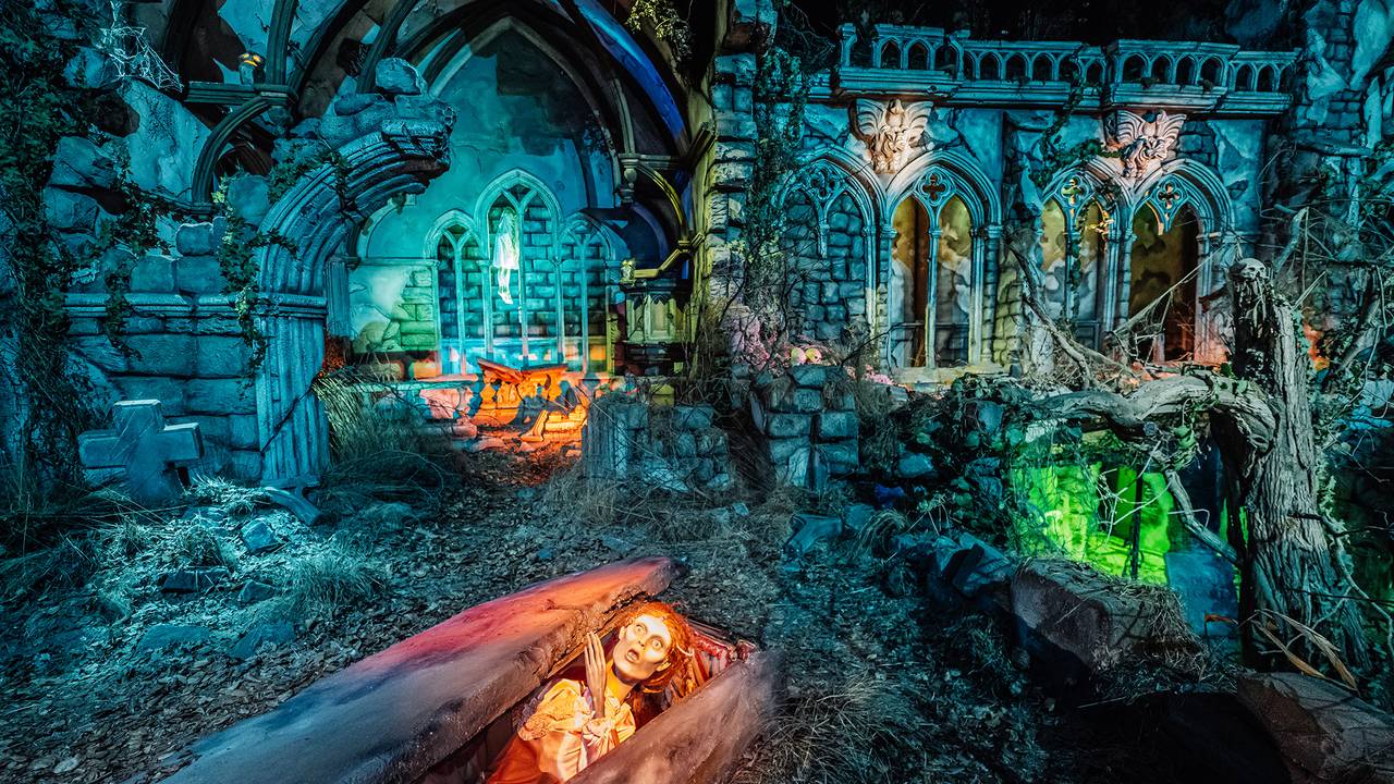 Oude elementen uit het Spookslot zijn bewaard gebleven en opnieuw gebruikt bij Danse Macabre (foto: Efteling).