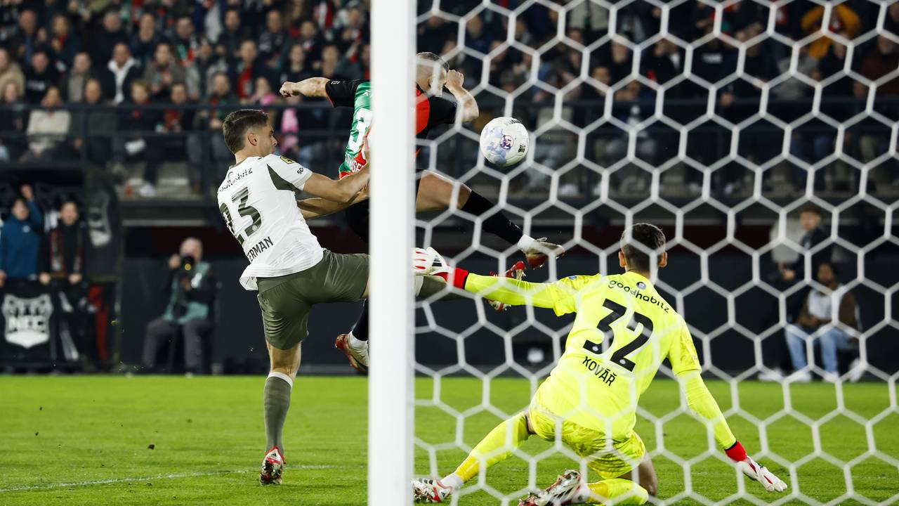 Brian Linssen wipt de bal over Matej Kovár (foto: ANP).