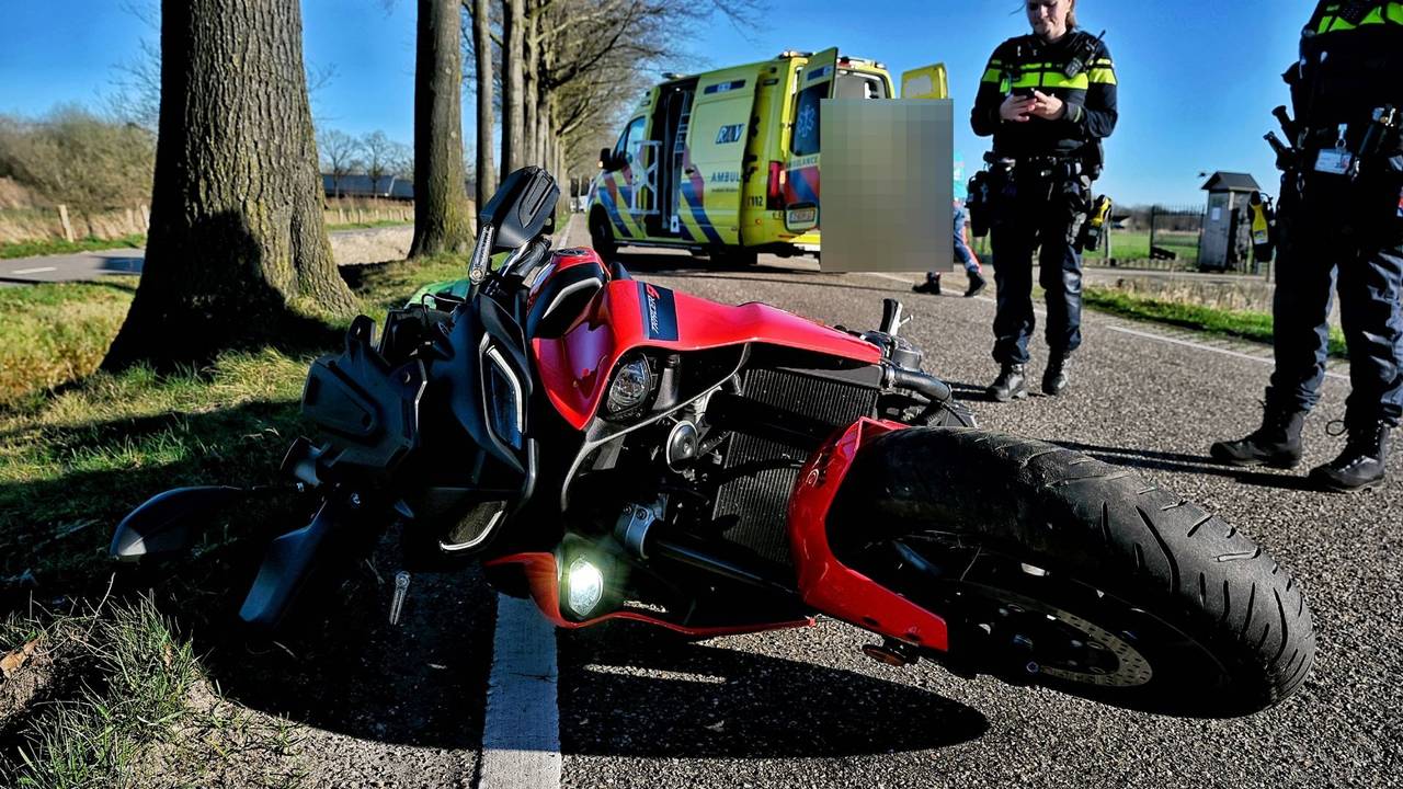 Motorrijder vliegt uit de bocht en breekt been in Moergestel