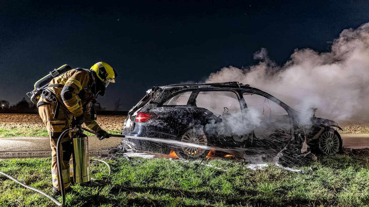 Auto vat vlam tijdens het rijden in Megen en brandt volledig uit