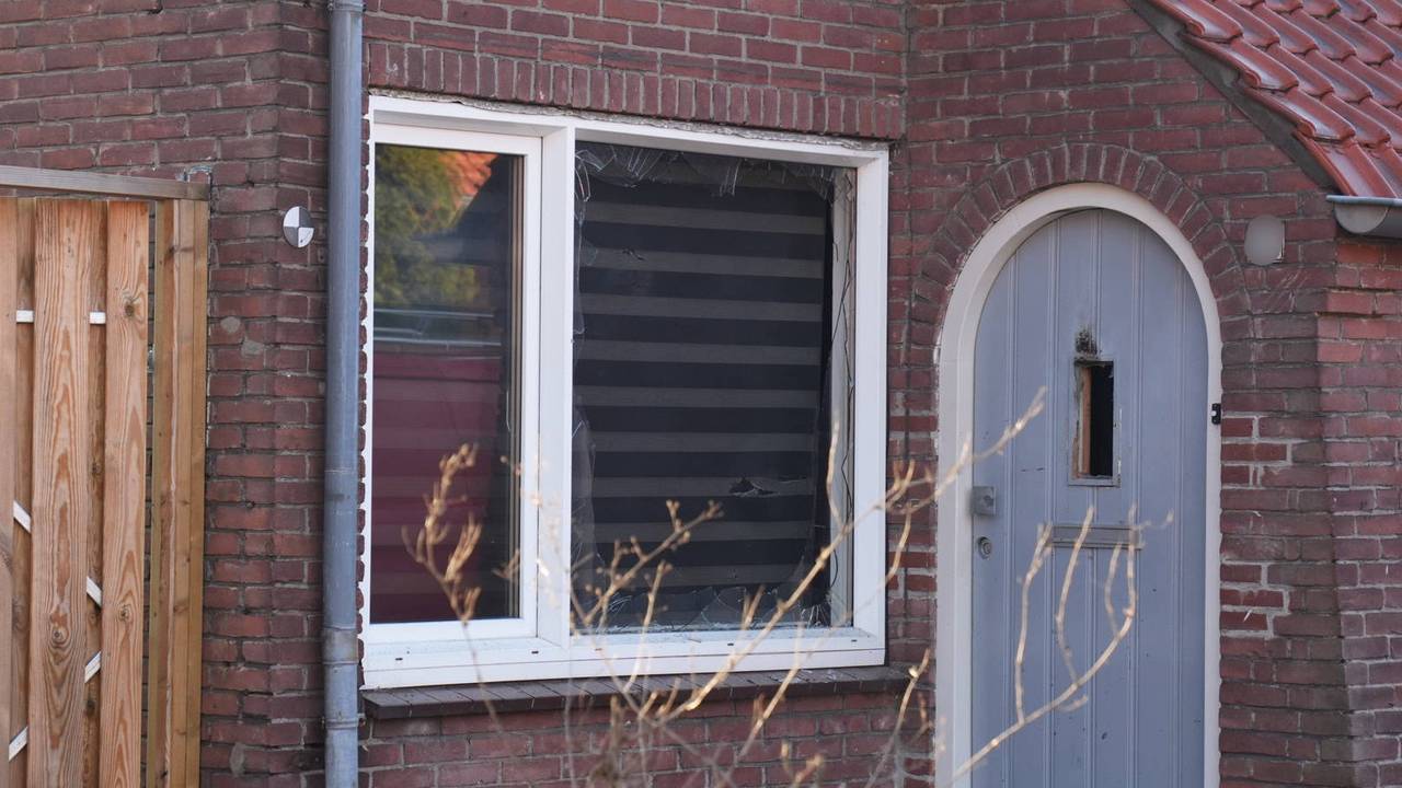 Explosie bij huis in Helmond, schade aan voordeur en raam