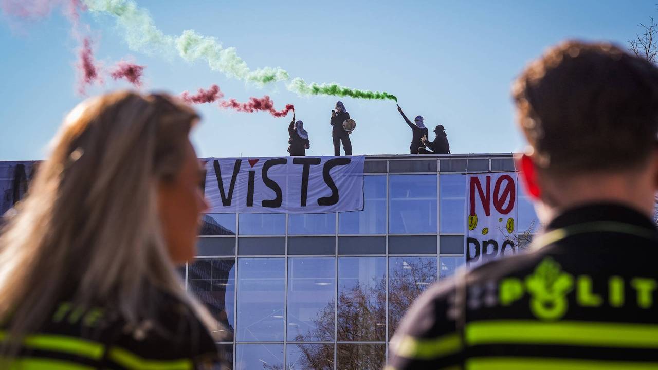 Demonstranten op dak TU/e, eisen dat banden met Israël worden verbroken