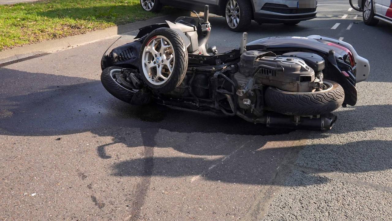 Motor haalt tractor in en knalt tegen auto, motorrijder gewond
