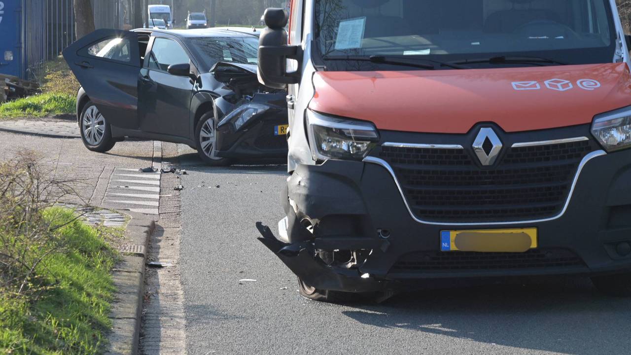 Bestelbus en auto knallen op elkaar in Breda